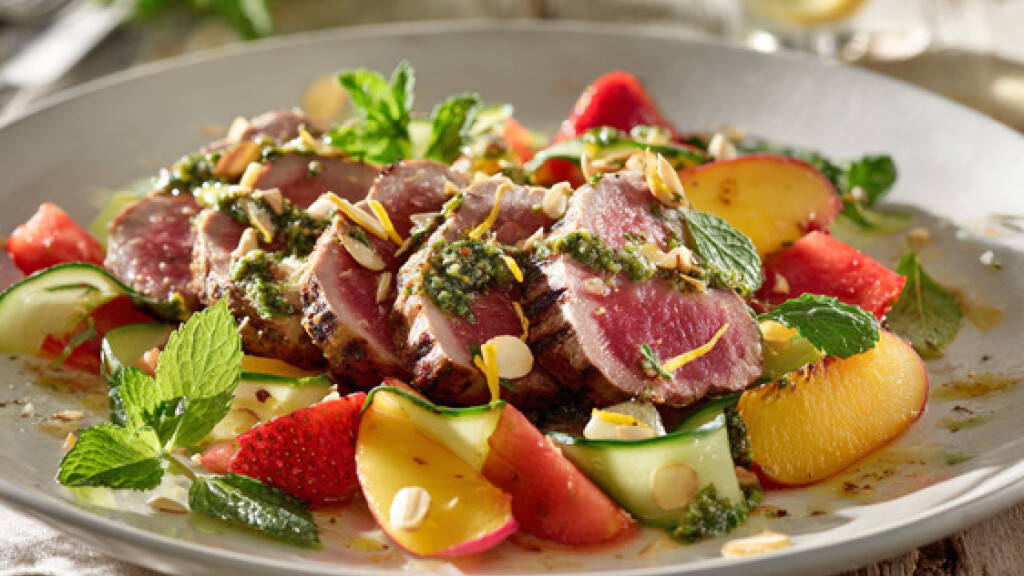 Tagliata di vitello con pesto leggero e insalatina di frutta estiva - tagliata-vitello-pesto-frutta-fresca