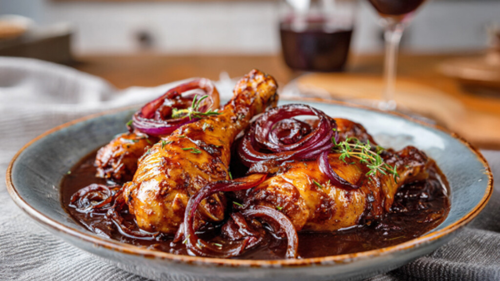 Fusi di pollo al vino rosso e cipolle caramellate - pollo-cipolla-agrodolce