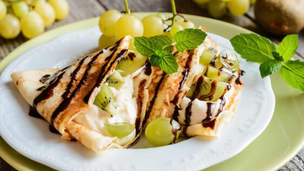 Crèpes con kiwi, uva e cioccolato - Crèpes ripiene al mascarpone con Kiwi e guarnizione di Uva e cioccolato