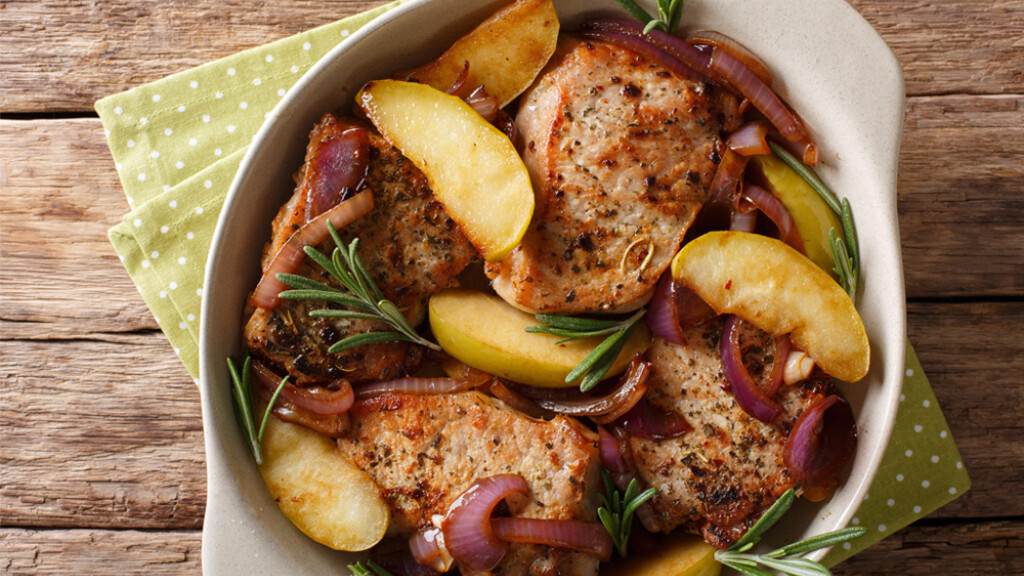 Braciole di maiale con mele - Braciole-maiale-mele-cipolla-rosmarino