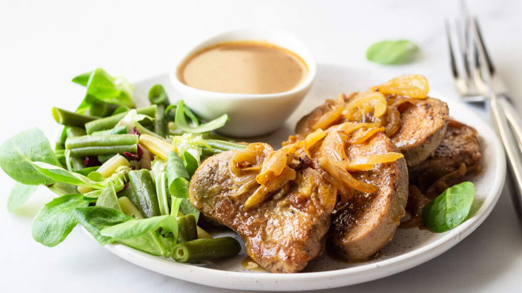 Fettine di arista con cipolle caramellate - Fettine di arista con cipolle caramellate