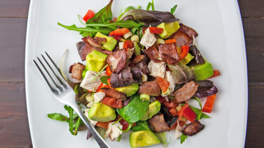 Insalata con pollo, avocado e peperoni - Insalata-pollo-avocado-peperoni-pancetta