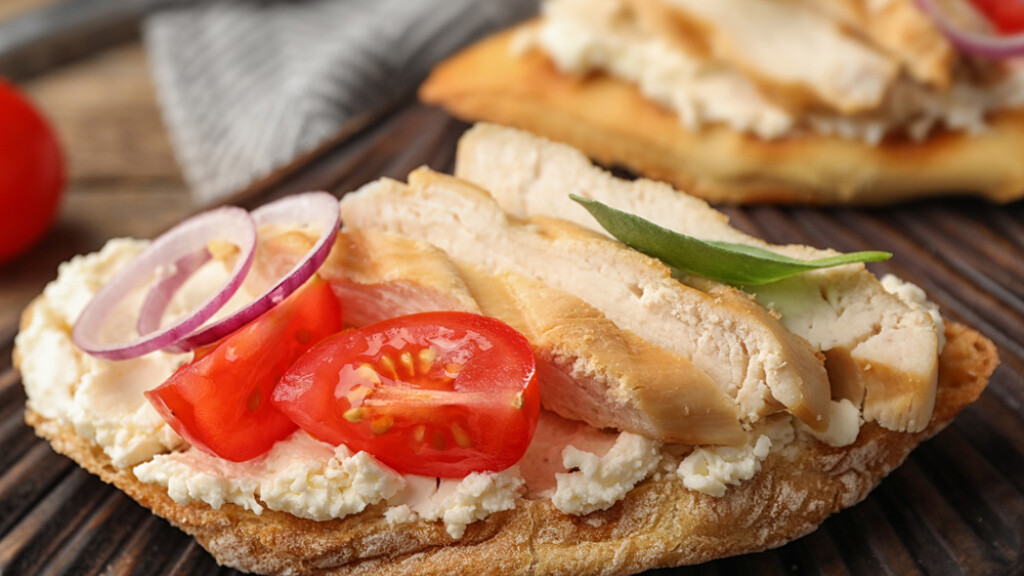Crostini con petto di pollo e ricotta - crostini-petto-pollo-ricotta-basilico