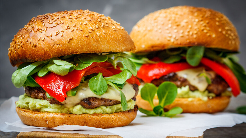 Hamburger con avocado e peperoni - hamburger-bovino-avocado-peperoni-valeriana