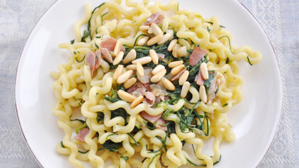 Fusilli agli Agretti, Pinoli e Prosciutto - Fusilli lunghi ricci agli Agretti, Pinoli e Prosciutto