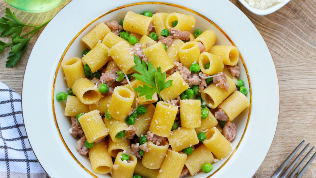 Pasta con salsicce e pisellini - pasta-salsicce-pisellini