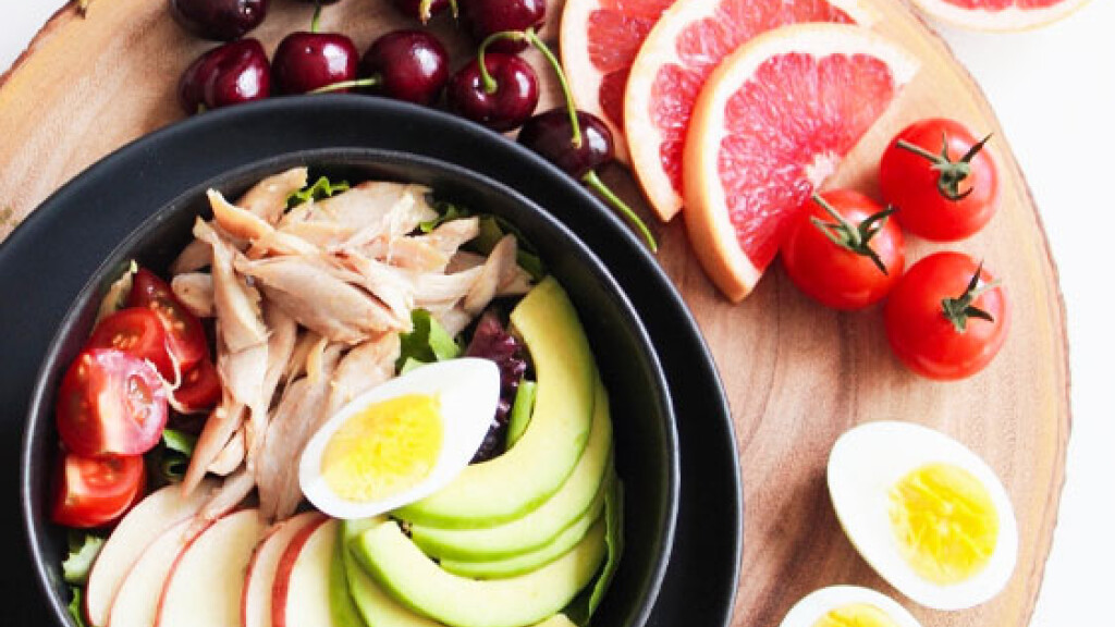 Poke bowl con pollo e frutta - poke-bowl-pollo-frutta