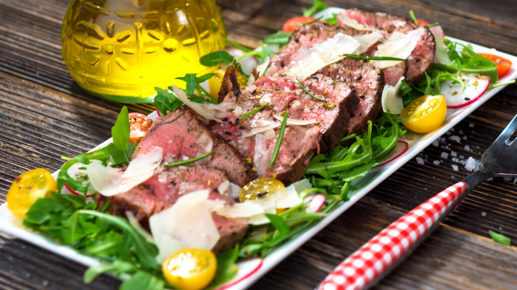 Tagliata con rucola e pomodorini - ricetta tagliata piemontese rucola pomodirini