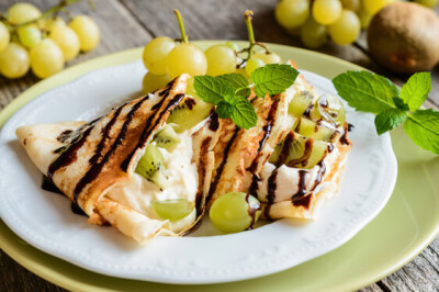 Crèpes con kiwi, uva e cioccolato - Crèpes ripiene al mascarpone con Kiwi e guarnizione di Uva e cioccolato