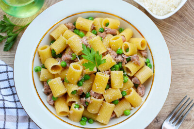 Pasta con salsicce e pisellini - pasta-salsicce-pisellini