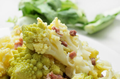 Farfalle con Broccolo Romanesco e Speck
